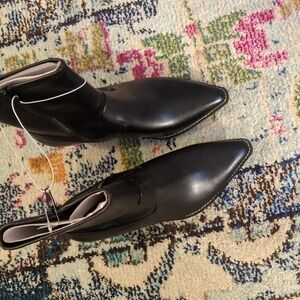 Black booties pointed toe 8 half